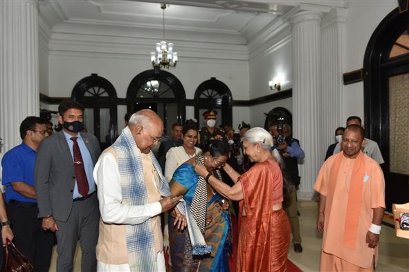  The Governor and the Chief Minister welcomed Hon&apos;ble President on his arrival in Lucknow./मा0 राष्ट्रपति के लखनऊ आगमन पर राज्यपाल एवं मुख्यमंत्री ने स्वागत एवं अभिनंदन किया