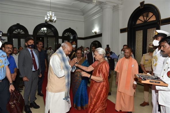  The Governor and the Chief Minister welcomed Hon&apos;ble President on his arrival in Lucknow./मा0 राष्ट्रपति के लखनऊ आगमन पर राज्यपाल एवं मुख्यमंत्री ने स्वागत एवं अभिनंदन किया