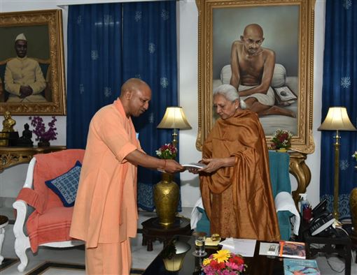 Chief Minister, Yogi Adityanath paid a courtesy call on the Governor/राज्यपाल से मिले मुख्यमंत्री योगी आदित्यनाथ