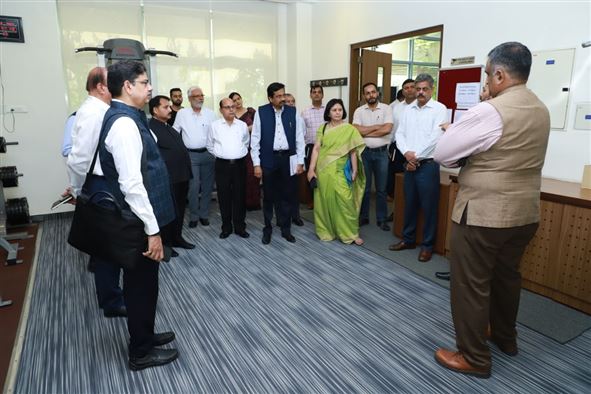 Along with the Governor, 09 Vice Chancellors of the state visited two Educational Institutions of Chandigarh to observe their study culture and facilities./राज्यपाल के साथ प्रदेश के 09 कुलपतियों ने चण्डीगढ़ के दो शिक्षा संस्थानों की व्यवस्थाओं का अवलोकन किया