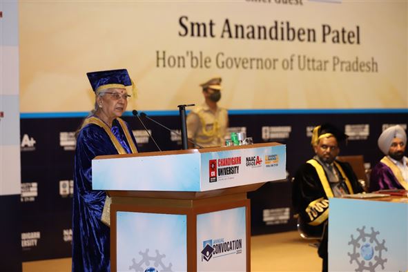 The Governor of Uttar Pradesh, Smt. Anandiben Patel, addressed the convocation ceremony of Chandigarh University, Punjab as the Chief Guest./उत्तर प्रदेश की राज्यपाल श्रीमती आनंदीबेन पटेल ने चण्डीगढ़ विश्वविद्यालय, पंजाब के दीक्षान्त समारोह में बतौर मुख्य अतिथि सम्बोधित किया