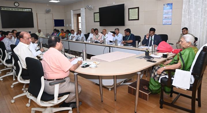 The Governor felicitated Chandra Shekhar Azad University of Agriculture &amp; Technology, Kanpur at Raj Bhavan for achieving &apos;B Grade&apos; in NAAC Evaluation./राज्यपाल श्रीमती आनंदीबेन पटेल ने चन्द्रशेखर आज़ाद कृषि एवं प्रौद्योगिकी विश्वविद्यालय, कानपुर को नैक मूल्यांकन में ‘बी’ ग्रेड मिलने पर 