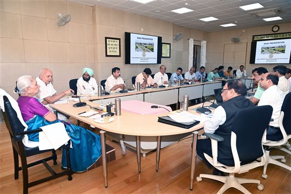 The Governor reviewed the presentation of Sardar Vallabhbhai Patel University of Agriculture &amp; Technology, Meerut for NAAC evaluation./राजभवन में सरदार वल्लभ भाई पटेल कृषि एवं प्रौद्योगिक विश्वविद्यालय, मेरठ के नैक मूल्यांकन हेतु प्रस्तुतीकरण की समीक्षा की