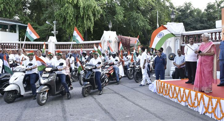Governor flags off the tricolor rally from the Raj Bhavan/राज्यपाल ने राजभवन से तिरंगा रैली को रवाना किया