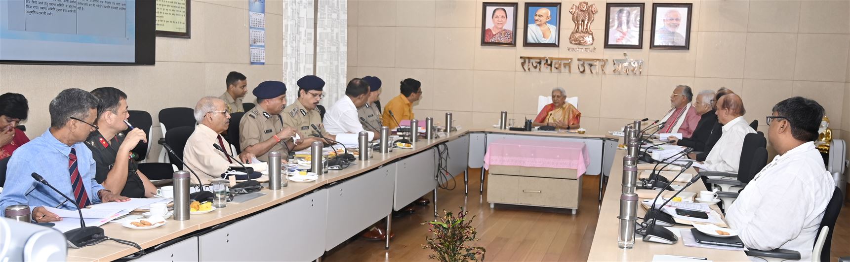 The meeting of the Managing Committee of Uttar Pradesh Police &amp; Armed Forces Sahayata Sansthan, Lucknow held under the chairpersonship of the Governor./ राज्यपाल की अध्यक्षता में उ0प्र0 पुलिस आर्म्ड फोर्सेज सहायता संस्थान, लखनऊ प्रबंध समिति की बैठक सम्पन्न।  