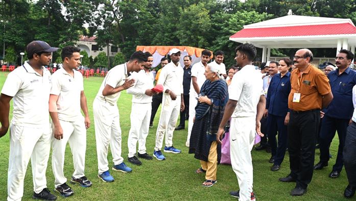 Friendly Cricket Match organized between Raj Bhavan, Uttar Pradesh and Veer Bahadur Singh Purvanchal University, Jaunpur./राजभवन, उत्तर प्रदेश और वीर बहादुर सिंह पूर्वांचल विश्वविद्यालय, जौनपुर के मध्य मैत्री क्रिकेट मैच का आयोजन