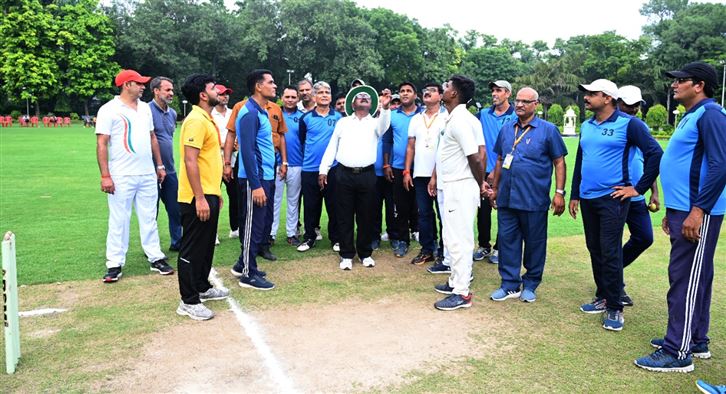 Friendly Cricket Match organized between Raj Bhavan, Uttar Pradesh and Veer Bahadur Singh Purvanchal University, Jaunpur./राजभवन, उत्तर प्रदेश और वीर बहादुर सिंह पूर्वांचल विश्वविद्यालय, जौनपुर के मध्य मैत्री क्रिकेट मैच का आयोजन