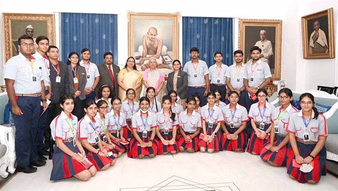 Students of GD Goenka Public School, Kanpur met the Governor./राज्यपाल से मिले जी0डी0 गोयनका पब्लिक स्कूल, कानपुर की छात्र-छात्राएं