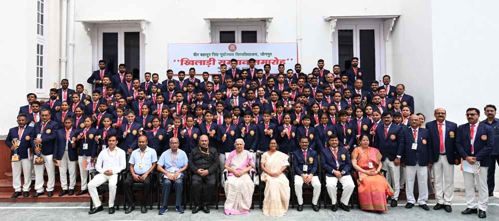 The Governor honored the players of Veer Bahadur Singh Purvanchal University, Jaunpur./राज्यपाल ने वीर बहादुर सिंह पूर्वांचल विश्वविद्यालय, जौनपुर के खिलाड़ियों को सम्मानित किया