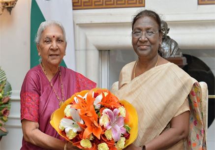 Governor Anandiben Patel met the President/राष्ट्रपति से मिलीं राज्यपाल आनंदीबेन पटेल
