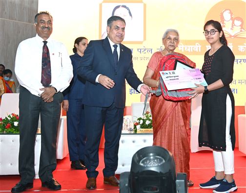 On the occasion of Teachers Day the Governor awarded scholarship to the meritorious students of 10th class/राज्यपाल श्रीमती आंनदीबेन पटेल ने शिक्षक दिवस पर प्रदेश में सर्वाधिक अंक प्राप्त 10वीं की छात्राओं को छात्रवृत्ति दी