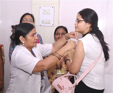 For the prevention of cervical cancer, third camp for the vaccination of girls has been organized at Raj Bhavan / राज्यपाल आनंदीबेन पटेल की प्रेरणा से राजभवन में सर्वाइकल कैंसर की रोकथाम हेतु किशोरियों के वैक्सीनेशन का तृतीय कैम्प आयोजित