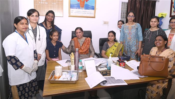 For the prevention of cervical cancer, third camp for the vaccination of girls has been organized at Raj Bhavan / राज्यपाल आनंदीबेन पटेल की प्रेरणा से राजभवन में सर्वाइकल कैंसर की रोकथाम हेतु किशोरियों के वैक्सीनेशन का तृतीय कैम्प आयोजित