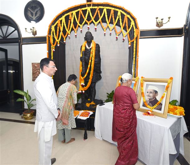 The Governor paid tribute to Mahatma Gandhi and Lal Bahadur Shastri ji on their birth anniversary / राज्यपाल ने महात्मा गाँधी और लालबहादुर शास्त्री जी की जयंती पर मल्यार्पण कर नमन किया