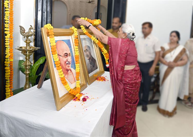 The Governor paid tribute to Mahatma Gandhi and Lal Bahadur Shastri ji on their birth anniversary / राज्यपाल ने महात्मा गाँधी और लालबहादुर शास्त्री जी की जयंती पर मल्यार्पण कर नमन किया