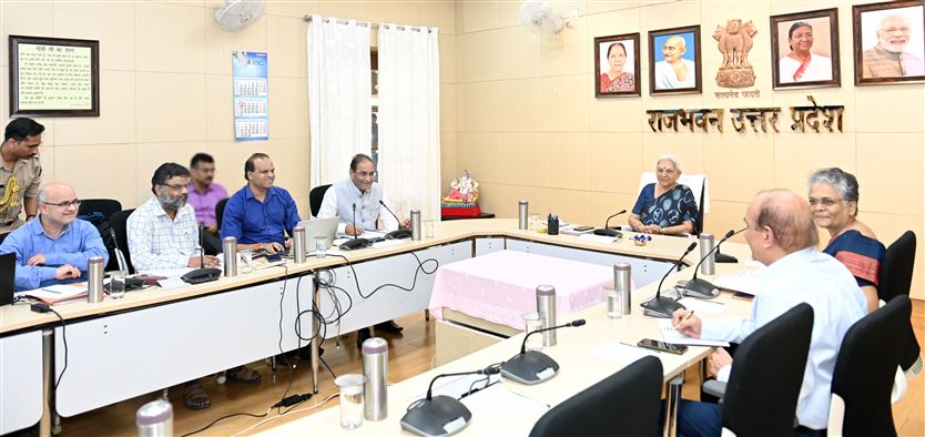 The Governor reviewed the presentation prepared for NAAC evaluation of Mahatma Jyotiba Phule Rohilkhand University, Bareilly / राज्यपाल ने महात्मा ज्योतिबाफुले रूहेलखण्ड विश्वविद्यालय, बरेली के नैक हेतु तैयार प्रस्तुतिकरण की समीक्षा की