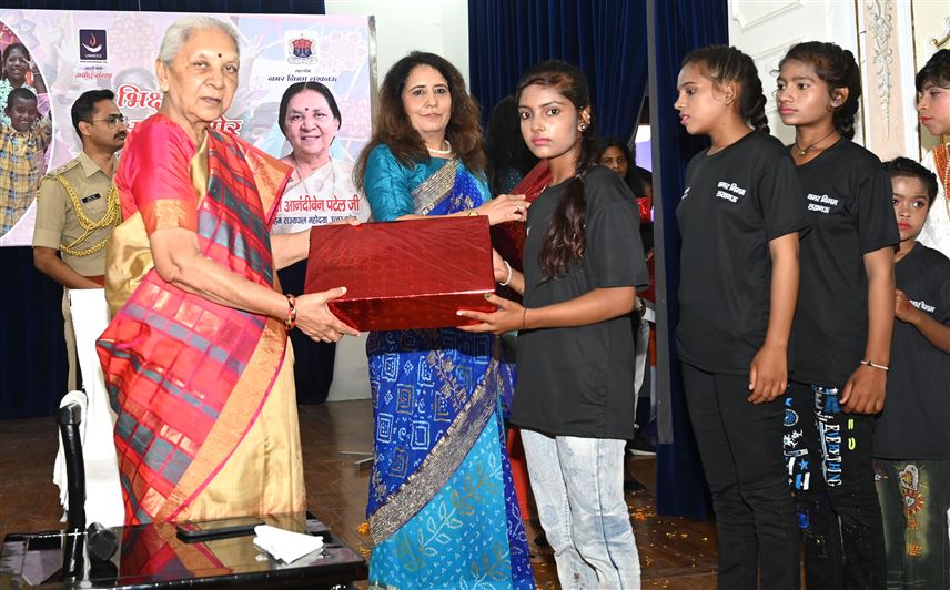 The Governor participated in the program &apos;Bhiksha Se Shiksha Ki Or&apos; organized by &apos;Ummeed&apos; organization at Raj Bhavan / राज्यपाल ने ‘उम्मीद’ संस्था द्वारा राजभवन में आयोजित ‘भिक्षा से शिक्षा की ओर’ कार्यक्रम में प्रतिभाग किया