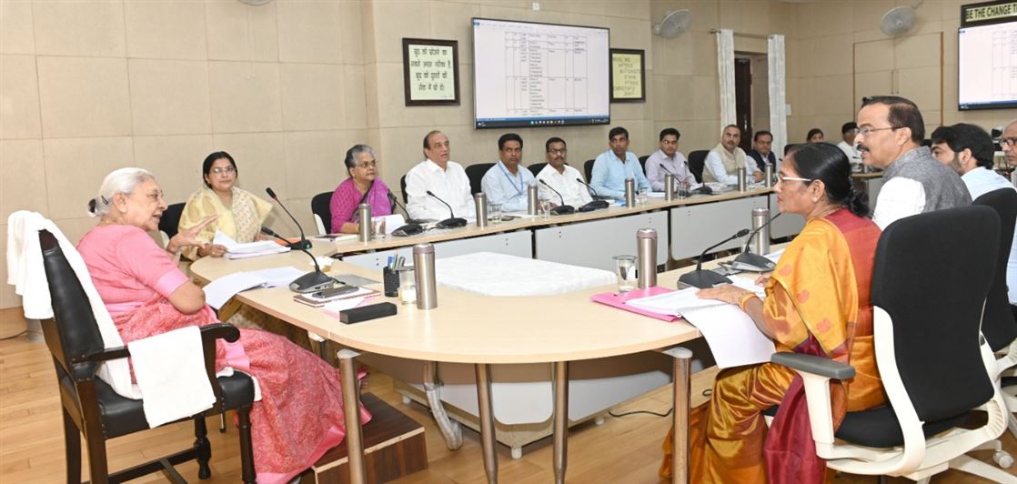 The Governor reviewed the presentation for NAAC evaluation of Veer Bahadur Singh Purvanchal University, Jaunpur / राज्यपाल ने वीर बहादुर सिंह पूर्वांचल विश्वविद्यालय, जौनपुर के नैक हेतु प्रस्तुतिकरण की समीक्षा की