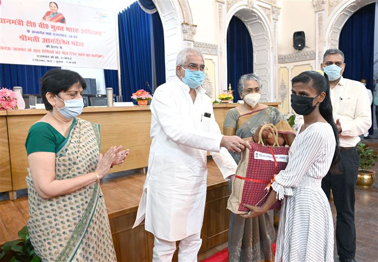 With the inspiration of the Governor, the program “Adoption of Tuberculosis Patients” concluded in Raj Bhavan/राज्यपाल की प्रेरणा से राजभवन में सम्पन्न हुआ क्षय रोगियों को गोद लेने का कार्यक्रम
