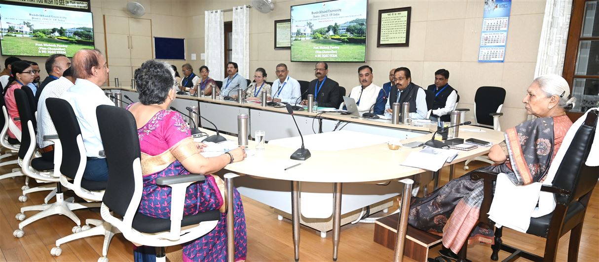 The Governor reviewed the presentation for NAAC evaluation of Bundelkhand University, Jhansi/राज्यपाल ने बुंदेलखण्ड विश्वविद्यालय, झाँसी के नैक हेतु प्रस्तुतिकरण की समीक्षा की 