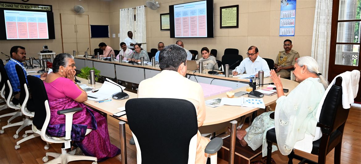 The Governor reviewed the presentation given by Dr. APJ Abdul Kalam Technical University, Lucknow for setting up two new world class institutions/राज्यपाल ने डा0 ए0पी0जे0 अब्दुल कलाम प्राविधिक विश्वविद्यालय, लखनऊ द्वारा दो नये विश्व स्तरीय संस्थान बनाने हेतु दिये गये प्रस्तुतीकरण की समीक्षा की