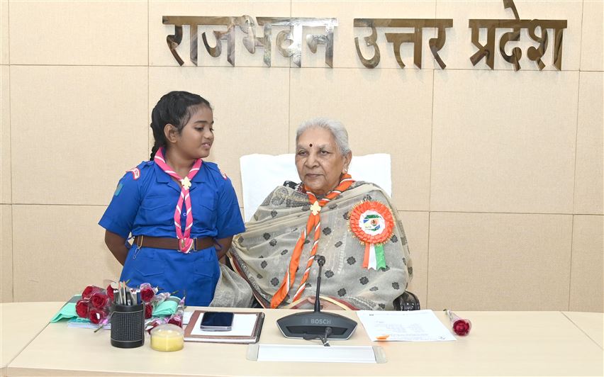 On the foundation day of Bharat Scouts and Guides, the office bearers of the organization honored the Governor / भारत स्काउट एण्ड गाइड की स्थापना दिवस पर संगठन के पदाधिकारियों ने राज्यपाल को सम्मानित किया