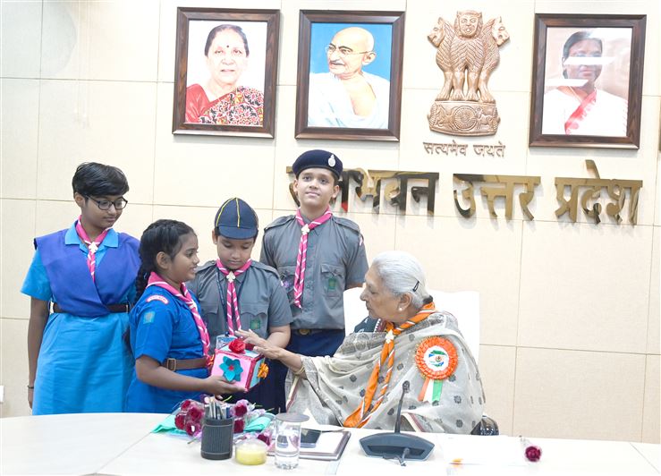 On the foundation day of Bharat Scouts and Guides, the office bearers of the organization honored the Governor / भारत स्काउट एण्ड गाइड की स्थापना दिवस पर संगठन के पदाधिकारियों ने राज्यपाल को सम्मानित किया