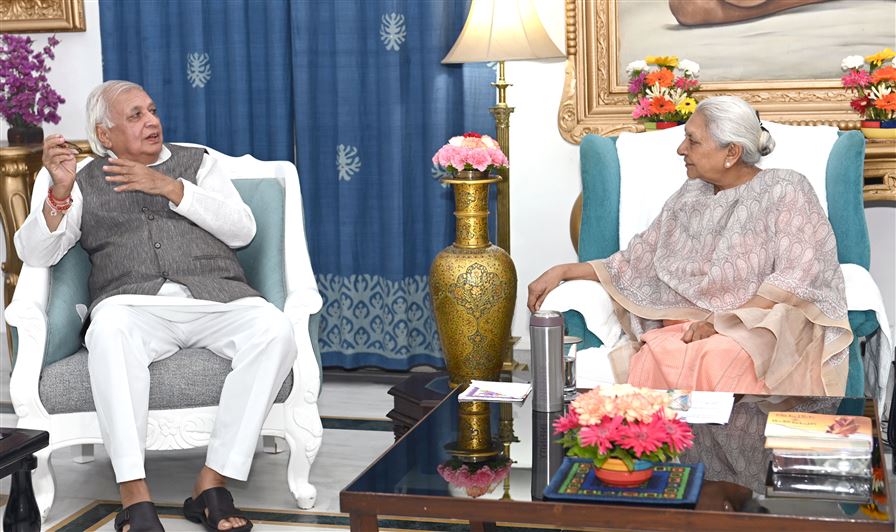The Governor of Kerala, Shri Arif Mohammad Khan paid a courtesy call on the Governor of Uttar Pradesh, Smt. Anandiben Patel at Raj Bhavan, Lucknow / उत्तर प्रदेश की राज्यपाल श्रीमती आनंदीबेन पटेल से आज राजभवन, लखनऊ में केरल के राज्यपाल श्री आरिफ मोहम्मद खान ने शिष्टाचार भेंट की