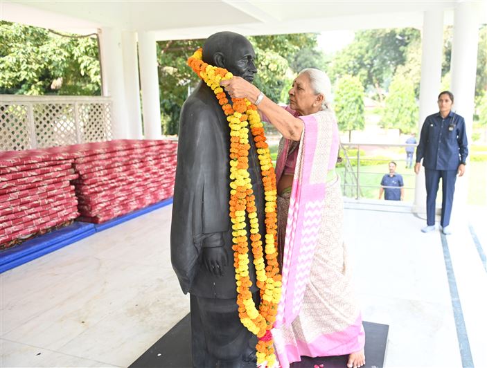 On the occasion of Sardar Vallabhbhai Patel Birth Anniversary, the Governor paid tribute to him by offering flowers on his statue at Raj Bhavan/राज्यपाल श्रीमती आनंदीबेन पटेल ने आज सरदार वल्लभभाई पटेल की जयंती के अवसर पर राजभवन स्थित सरदार वल्लभभाई पटेल की प्रतिमा पर पुष्प चढ़ाकर श्रद्धांजलि अर्पित की।