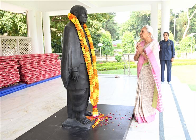 On the occasion of Sardar Vallabhbhai Patel Birth Anniversary, the Governor paid tribute to him by offering flowers on his statue at Raj Bhavan/राज्यपाल श्रीमती आनंदीबेन पटेल ने आज सरदार वल्लभभाई पटेल की जयंती के अवसर पर राजभवन स्थित सरदार वल्लभभाई पटेल की प्रतिमा पर पुष्प चढ़ाकर श्रद्धांजलि अर्पित की।