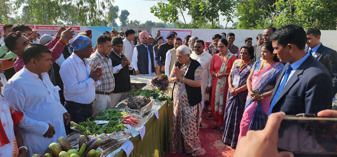 Governor met villagers and women farmers in Pilibhit district/राज्यपाल ने जनपद पीलीभीत में गांव वासियों और महिला कृषकों से मिलीं
