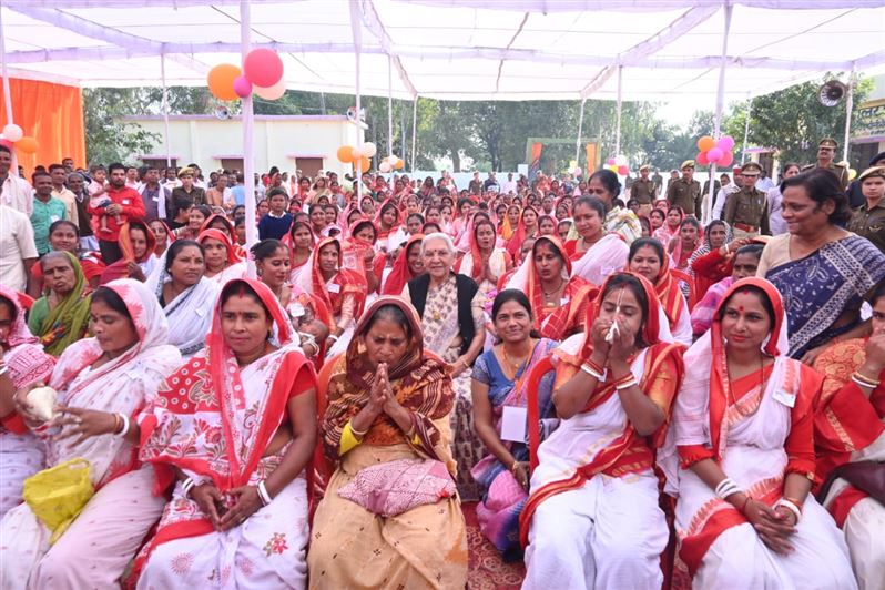 Governor met villagers and women farmers in Pilibhit district/राज्यपाल ने जनपद पीलीभीत में गांव वासियों और महिला कृषकों से मिलीं