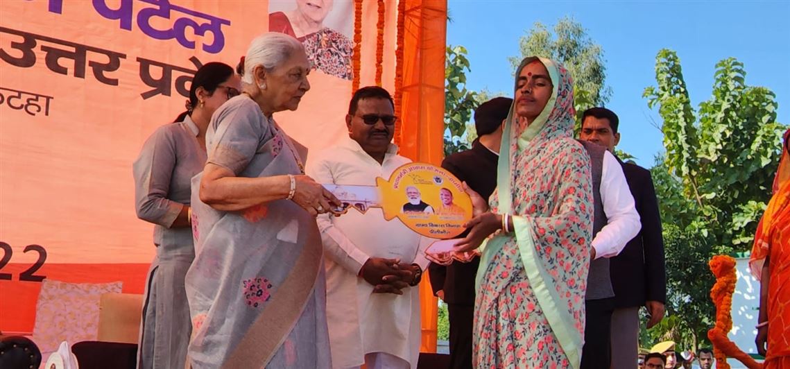 Governor visits villages, Anganwadi centers and S.S.B. outpost in Pilibhit / राज्यपाल ने पीलीभीत में गाँवों, आंगनबाड़ी केन्द्रों और एस0 एस0 बी0 आउट पोस्ट का दौरा किया