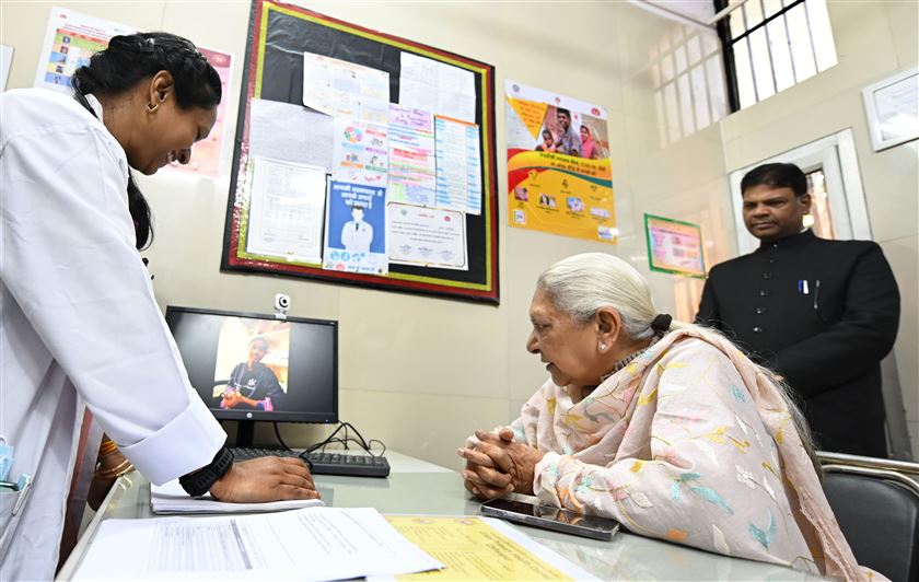 The Governor visited Chhitwapur Urban Health and Welfare Center, Hussainganj/राज्यपाल ने छितवापुर अर्बन हेल्थ एवं वेलफेयर सेंटर, हुसैनगंज का किया भ्रमण