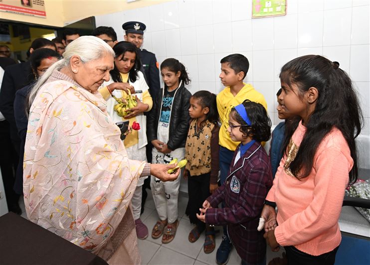 The Governor visited Chhitwapur Urban Health and Welfare Center, Hussainganj/राज्यपाल ने छितवापुर अर्बन हेल्थ एवं वेलफेयर सेंटर, हुसैनगंज का किया भ्रमण