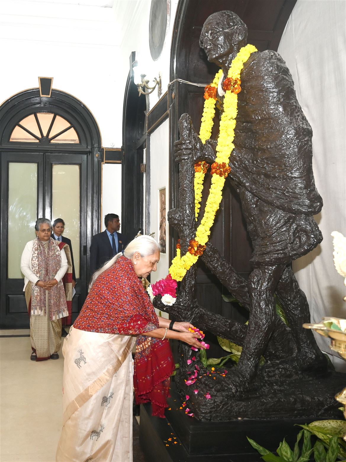 On Martyrs’ Day, the Governor paid tribute to Mahatma Gandhi ji at Raj Bhavan/राज्यपाल ने शहीद दिवस पर महात्मा गांधी के चित्र पर राजभवन में श्रद्धांजलि अर्पित की