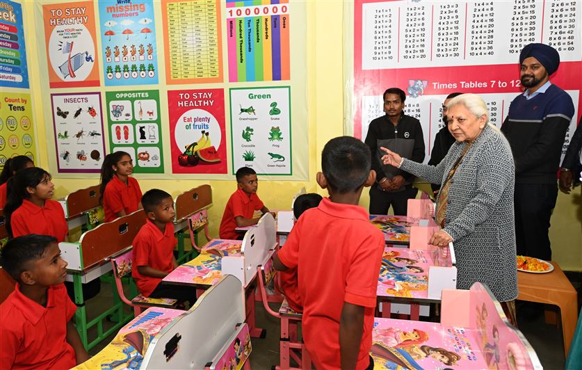 The Governor inaugurated smart class being operational by Umeed Sanstha for children who have given up begging/राज्यपाल श्रीमती आंनदीबेन पटेल ने भिक्षावृत्ति छोड़ चुके बच्चों के लिए उम्मीद संस्था द्वारा संचालित स्मार्ट क्लास का किया शुभारम्भ