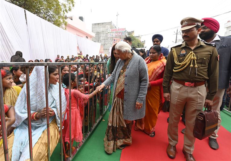The Governor inaugurated smart class being operational by Umeed Sanstha for children who have given up begging/राज्यपाल श्रीमती आंनदीबेन पटेल ने भिक्षावृत्ति छोड़ चुके बच्चों के लिए उम्मीद संस्था द्वारा संचालित स्मार्ट क्लास का किया शुभारम्भ