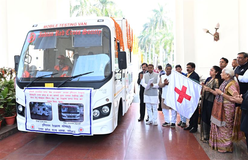 The Governor flagged off two Mobile Testing Vehicles from Raj Bhavan/राज्यपाल ने दो मोबाइल टेस्टिंग वाहनों को राजभवन से झण्डी दिखाकर किया रवाना