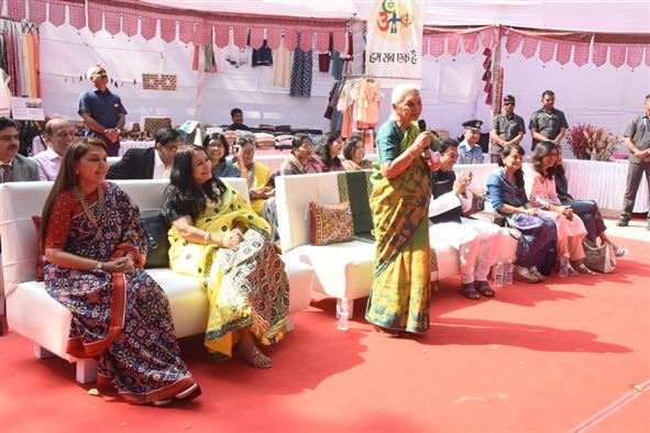  The Governor inaugurated the Craft Roots Exhibition organized at Residency Club, Pune./प्रदेश की राज्यपाल श्रीमती आनंदीबेन पटेल ने आज रेजी डेंसी क्लब, पुणे में आयोजित क्राफ्ट रूट्स प्रदर्शनी का उद्घाटन किया
