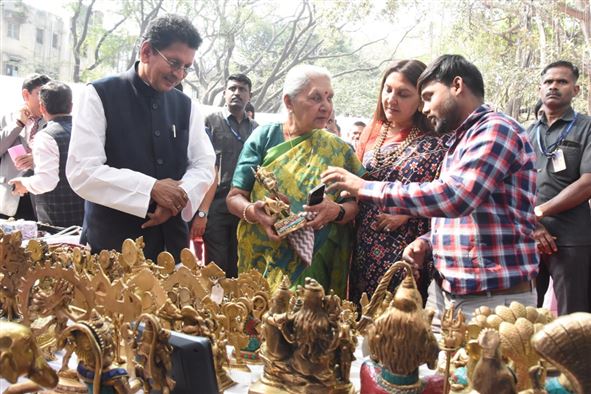  The Governor inaugurated the Craft Roots Exhibition organized at Residency Club, Pune./प्रदेश की राज्यपाल श्रीमती आनंदीबेन पटेल ने आज रेजी डेंसी क्लब, पुणे में आयोजित क्राफ्ट रूट्स प्रदर्शनी का उद्घाटन किया