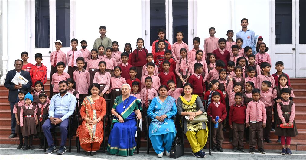 Children from schools visited Raj Bhavan to see the flower show/राजभवन में पुष्प प्रदर्शनी देखने आए विभिन्न स्कूलों के बच्चे