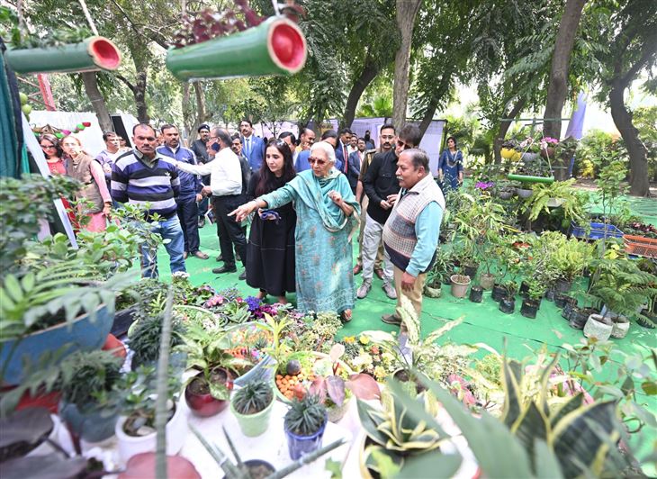 The Governor visited stalls of Fruit Vegetable and Flower Exhibition-2023 organized at Raj Bhavan/राज्यपाल ने राजभवन में आयोजित प्रादेशिक फल, शाकभाजी एवं पुष्प प्रदर्शनी-2023 के विविध स्टालों का अवलोकन किया