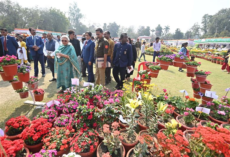 The Governor visited stalls of Fruit Vegetable and Flower Exhibition-2023 organized at Raj Bhavan/राज्यपाल ने राजभवन में आयोजित प्रादेशिक फल, शाकभाजी एवं पुष्प प्रदर्शनी-2023 के विविध स्टालों का अवलोकन किया
