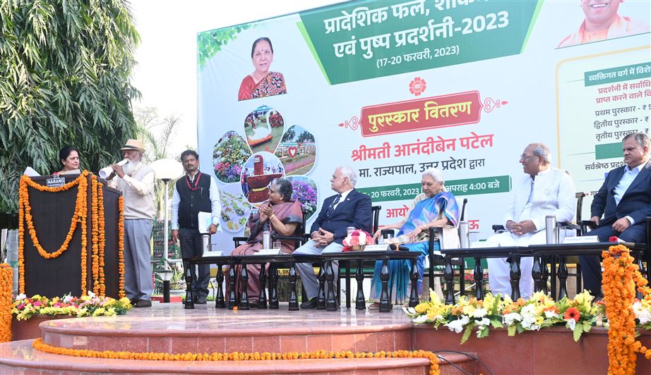 The Governor honored the winners of the Regional Fruit Vegetable and Flower Exhibition held at Raj Bhavan/राज्यपाल ने राजभवन में आयोजित प्रादेशिक फल, शाकभाजी एवं पुष्प प्रदर्शनी के प्रतियोगी विजेताओं को सम्मानित किया