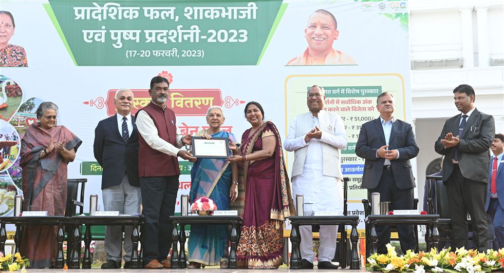 The Governor honored the winners of the Regional Fruit Vegetable and Flower Exhibition held at Raj Bhavan/राज्यपाल ने राजभवन में आयोजित प्रादेशिक फल, शाकभाजी एवं पुष्प प्रदर्शनी के प्रतियोगी विजेताओं को सम्मानित किया
