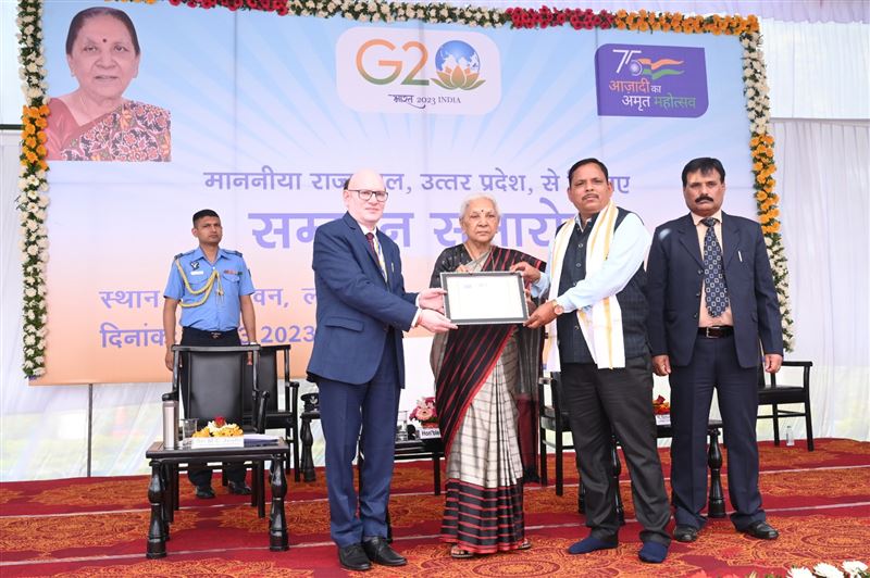 The Governor honored Karmaveer workers of LIC India/राज्यपाल ने भारतीय जीवन बीमा निगम के कर्मवीर कार्यकताओं को सम्मानित किया