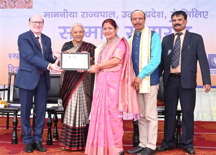 The Governor honored Karmaveer workers of LIC India/राज्यपाल ने भारतीय जीवन बीमा निगम के कर्मवीर कार्यकताओं को सम्मानित किया
