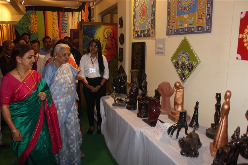 The Governor inaugurated the newly constructed Studio Incubation Center and Anandam-Chaitanyam Yoga Center and visited the Art Exhibition at Chaudhary Charan Singh University Meerut/राज्यपाल ने चौधरी चरण सिंह विश्वविद्यालय, मेरठ में नवनिर्मित स्टूडियो इन्क्यूबेशन सेन्टर, आनन्दम्-चैतन्यम् योग केन्द्र का लोकार्पण तथा कला प्रदर्शनी का अवलोकन किया