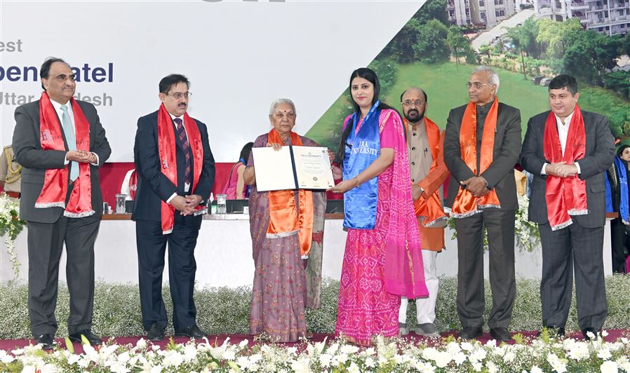 First convocation ceremony of Era University held in the presence of Governor, Smt. Anandiben Patel/राज्यपाल श्रीमती आनंदीबेन पटेल की उपस्थिति में एरा विश्विविद्यालय का प्रथम दीक्षांत समारोह सम्पन्न